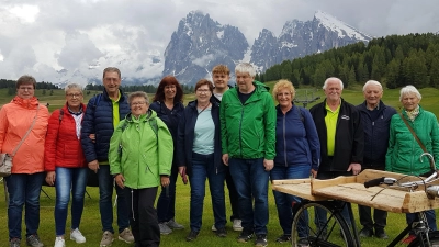 Ein Teil der Wanderfreunde-Reisegruppe auf der Seiseralm, vor Plattkofel und Langkofel. <br>  (Bild: Andrea Zinnecker/exb)