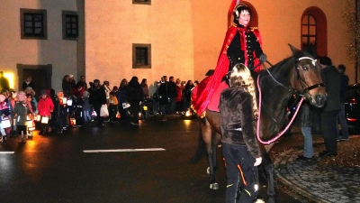 Mit Gelassenheit marschiert die Stute „Lady Toskana“ mit Rebecca Bergler als St. Martin beim Martinszug von der Pfarrkirche zur Kita. (Bild: fvo)