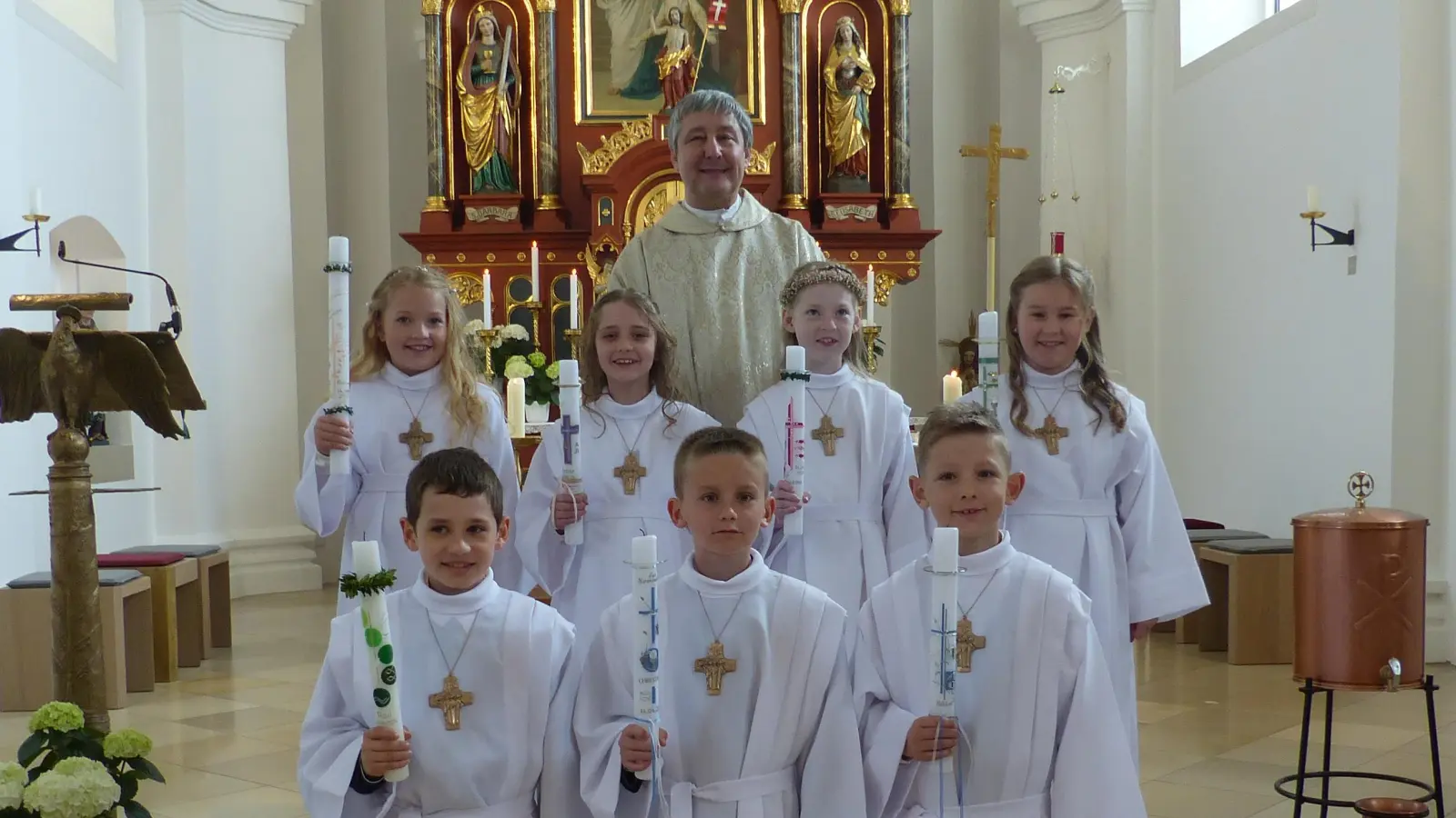  Die vier Mädchen und Buben mit Pfarrer Nieciecki, die zum ersten Mal zum Tisch des Herrn in der restaurierten Pfarrkirche traten. (Bild: sl)