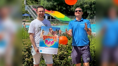 Stadtwerke Amberg Bäder und Park GmbH-Eventmanager Daniel Wanninger und Hocko-Schwimmmeister Benjamin Wood laden alle Kinder, Eltern und Junggebliebene zur Sommer-Pool Party am 12. Juli 2025 ein – die Stadtwerke Amberg ermöglichen, dass nur der reguläre Badeeintritt ist zu zahlen ist (Bild: Karoline Gajeck-Scheuck)