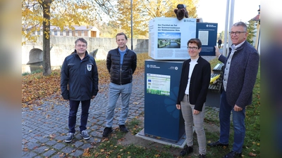 Bürgermeister Franz Stahl mit Martina Zanner, dem Leiter der Hauptverwaltung Markus Bergauer und Bauhofleiter Reinhard Legat (von rechts) bei der Präsentation der Infostation. Verfolgt wird diese vom auf der Station liegenden Zisterzienserweg-Maskottchen Berni, einem Wildschwein. (Bild: Stadt Tirschenreuth/exb)