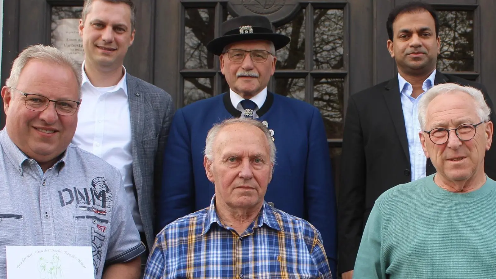 Bertram Dürrschmidt (vorne von links), Georg Schiener und Anton Mößbauer wurden von Bürgermeister Wolfgang Söllner (hinten von links), Vorsitzendem Hans-Jürgen Enders und Pfarrer Pater Anish George für ihre Treue zum Trachtenverein ausgezeichnet.<br> (Bild: Josef Söllner/exb)