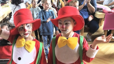 Das Oma-Opa-Fest des Kinderhauses Sankt Marien in Fuchsmühl startete mit dem Einzug der Zirkusleute. (Bild: Werner Robl)