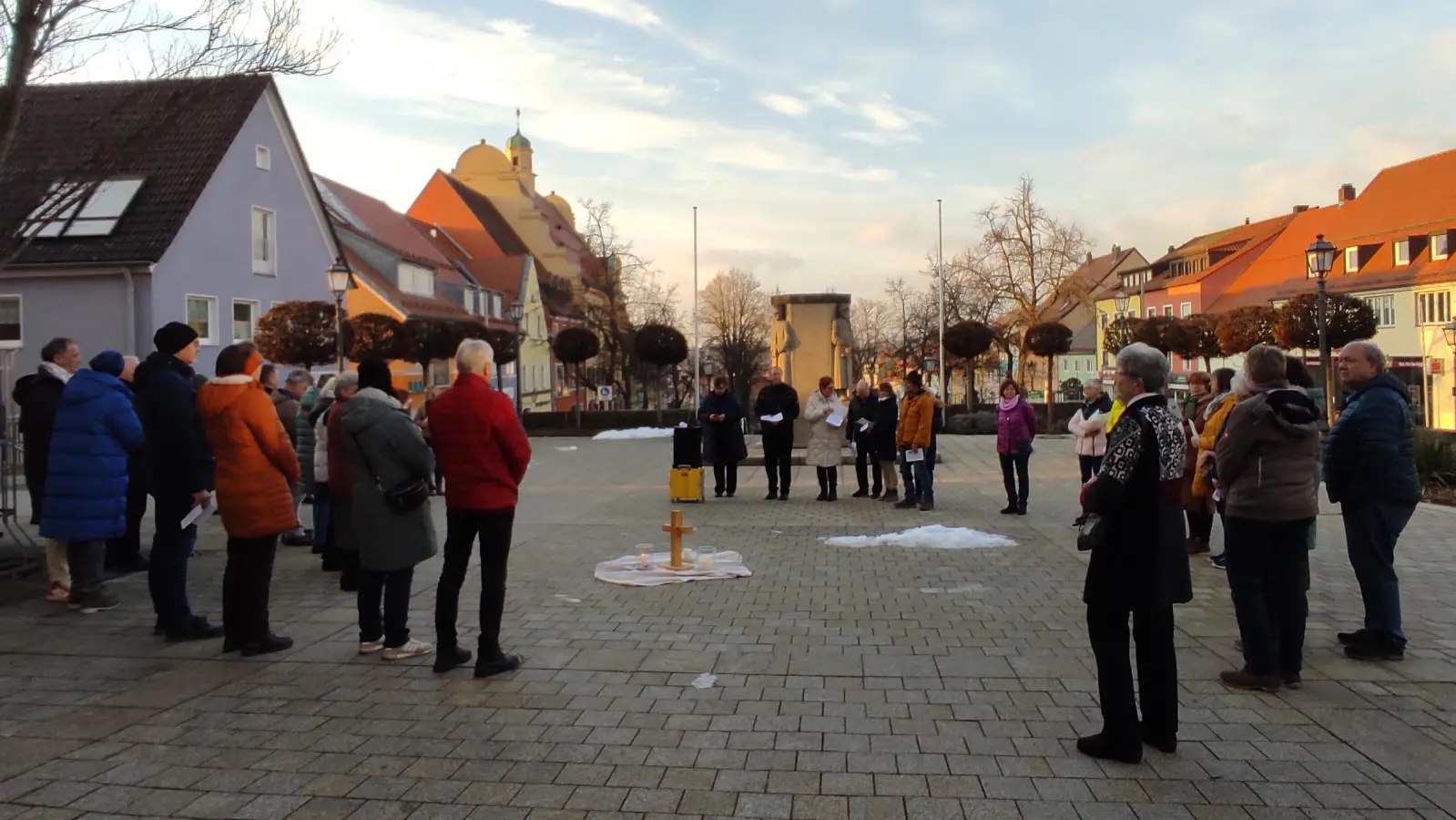 Ökumenisches Friedensgebet auf dem Kirchplatz (Bild: Maria Anna Schmitt)