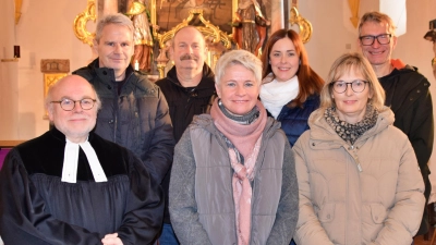 Von links: Pfarrer Matthias Ahnert, Hans Hiltel, Manfred Pirner, Karin Hiltel, Linda Göttlinger, Claudia Hiltel und Hermann Hiltel.<br> (Bild: Heidi Kurz)