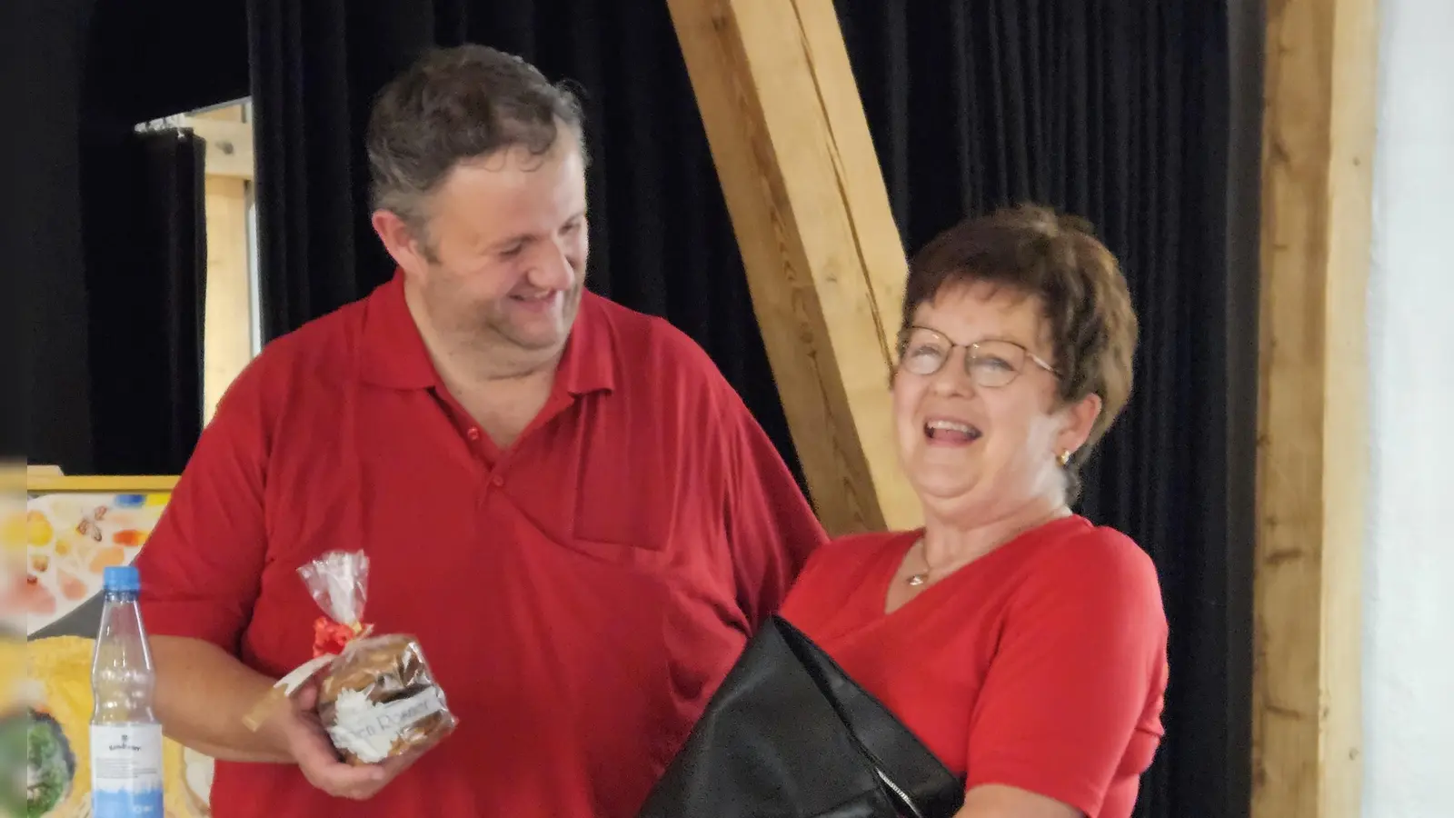 Brigitte Scharf mit Helmut Zeitler bei der Übergabe eines kleinen Geschenkes. (Bild: Hubert Rosner)