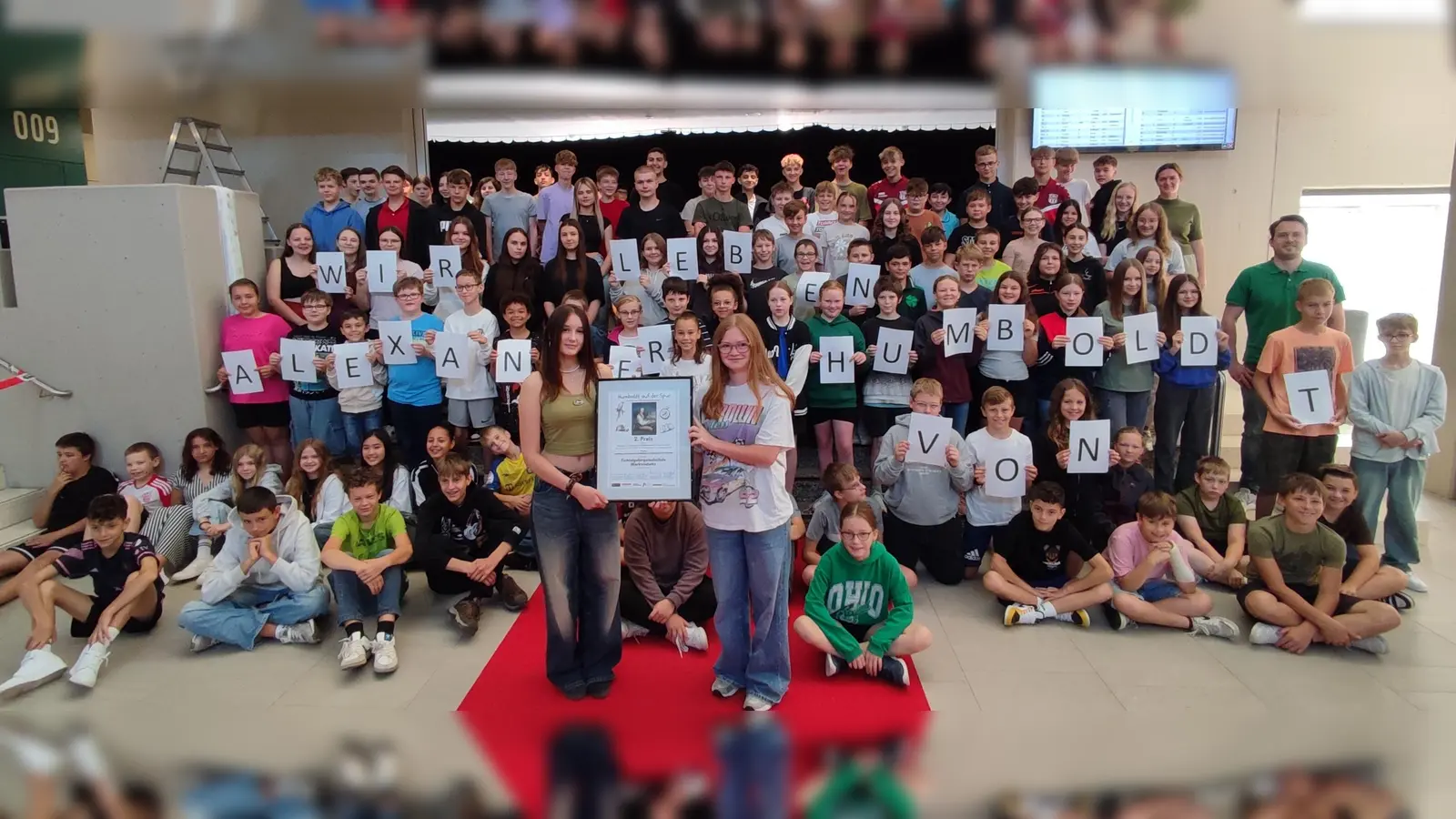 Die teilnehmenden Klassen, die sich nach dem Foto ein Eis genehmigen durften.  (Bild: Fichtelgebirgsrealschule Marktredwitz/exb)