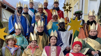 Die Kinder stellten sich in Königstein in den Dienst der Sternsinger-Aktion. (Bild: gut)