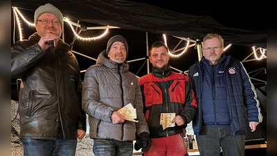 Bild v.r.: Weihnachtsmarkt-Organisator Hermann Lühr übergibt die Spende an Johannes Großer und Michael Hörl, 1. Bürgermeister Uwe König führt am MIkrofon durch die Tombola. (Bild: Patrick Horn)