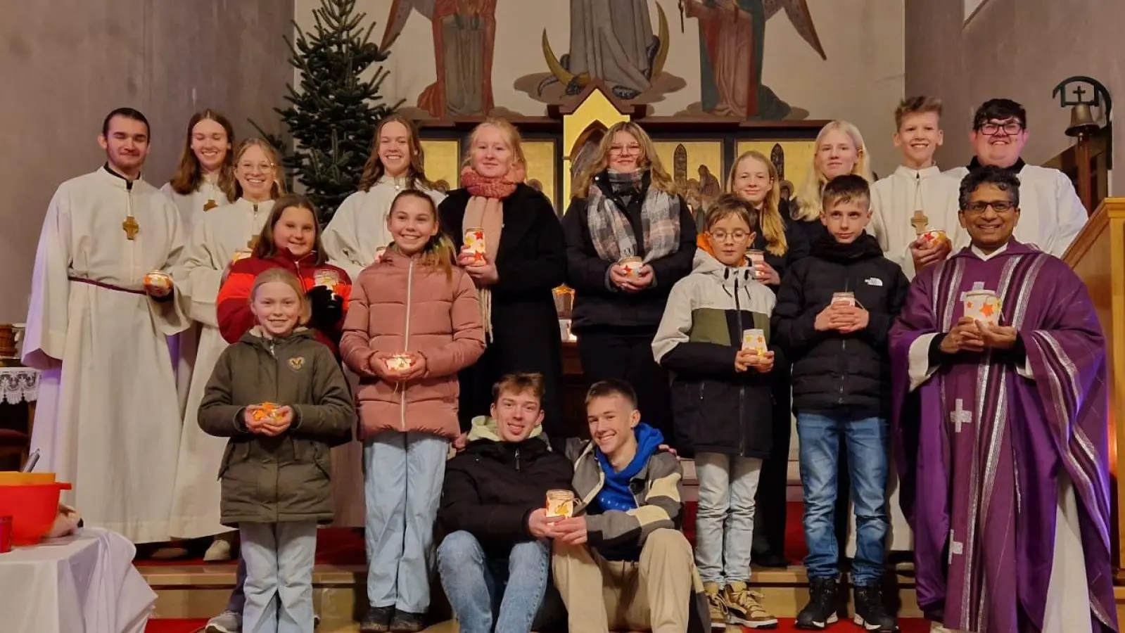 Im Bild von rechts: Pfarrer Joseph mit den Friedenfelser Ministranten. Hinten links im Bild die Oberministranten der Pfarrei und Organisatoren des Gottesdienstes. (Bild: Bernhard Kaßeckert)