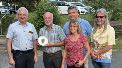 Von links: 1. Bürgermeister. Johannes Reger, Herbert Zemmel, 1. Vors. AC Erbendorf Markus Klemm, Pilot Martin Feeg und vorne Hilde Zemmel.<br> (Bild: Gerhard Döhrling)