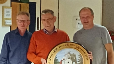 Sportleiter Wolfgang König, Gewinner der Jubiläumsscheibe Guntram Lauber, 1. Schützenmeister Martin Zenker (von links) (Bild: Regina Kraitzek)