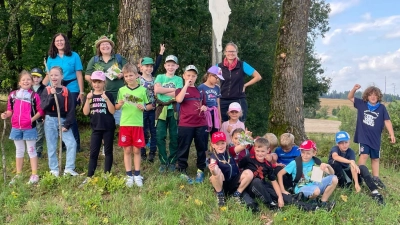 Sichtlich viel Freude hatten die Kinder auf dem Weg durch Wald und Flur nach Glaubendorf. (Bild: Thomas Leyerer)