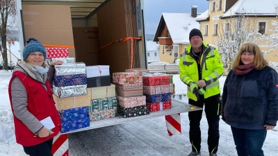 63 Päckchen und eine 500-Euro-Geldspende hat KLB-Vorsitzende Brigitte Meyer in Wernersreuth an ein ein Team der Organisation Humedica übergeben.<br> (Bild: Brigitte Meyer/exb)