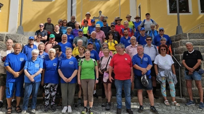 Die Wandergruppe der Münchner Zugvögel 2019 vor dem Start zur Tagesetappe auf dem Marktplatz Moosbach (Bild: Gabriele Buchbinder)