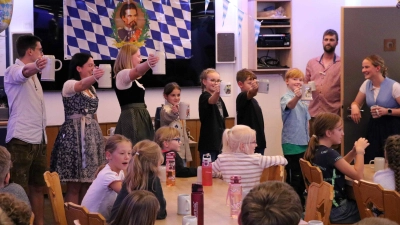 Klein gegen Groß beim Maßkrug stemmen.  (Bild: Julia Franz )