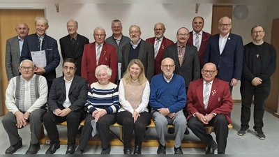 Sitzend von links: Wolfgang Stangl, Christian Fink, Elisabeth Braunisch, Beate Stiegler, Hermann Sehr, Hans Wiesnet. Stehend von links: Georg Götz, Hans Kohl, Pfarrer Eduard Feichtmeier, Hans Fischer, Hans Rumpler, Manfred Hoffmann, Ludwig Wendl, Karl Herrmann, Anton Kohl, 1.BGM Bernhard Lindner, Pfarrvikar Christian Preitschaft.  (Bild: Anton Kohl)