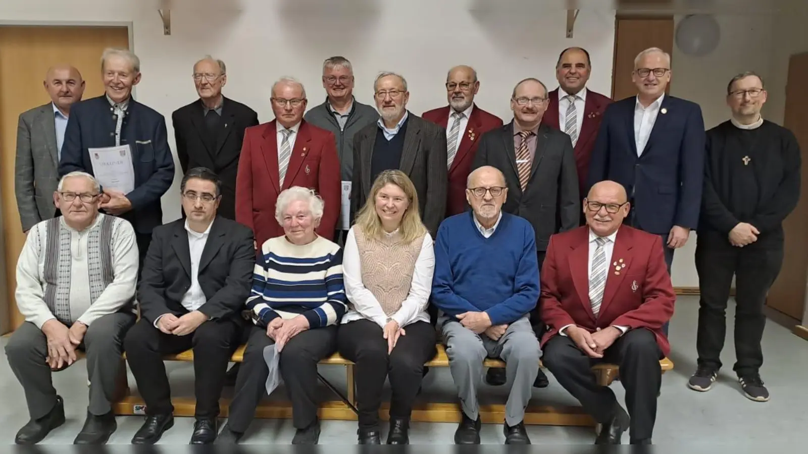 Sitzend von links: Wolfgang Stangl, Christian Fink, Elisabeth Braunisch, Beate Stiegler, Hermann Sehr, Hans Wiesnet. Stehend von links: Georg Götz, Hans Kohl, Pfarrer Eduard Feichtmeier, Hans Fischer, Hans Rumpler, Manfred Hoffmann, Ludwig Wendl, Karl Herrmann, Anton Kohl, 1.BGM Bernhard Lindner, Pfarrvikar Christian Preitschaft.  (Bild: Anton Kohl)