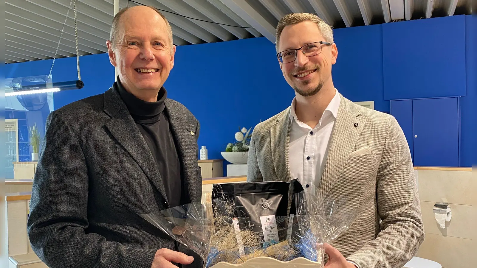 IHK-Vertreter Josef Ebnet (rechts) würdigt Siegfried Rossmanns unternehmerische Leistung mit einem Geschenk. (Bild: Rossmann/exb)