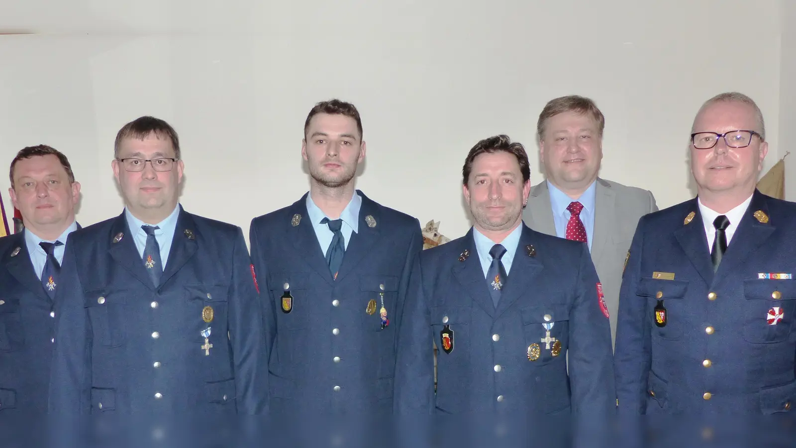 Ihre Kommandanten wählt die Feuerwehr Kastl (von links): Zweiter Vorsitzender Peter Bogner, Erster Vorsitzender Tobias Maag, Erster Kommandant Fabian Nemetschek, Zweiter Kommandant Tobias Lang, Bürgermeister Stefan Braun und Kreisbrandrat Christoph Strobl. (Bild: jp)