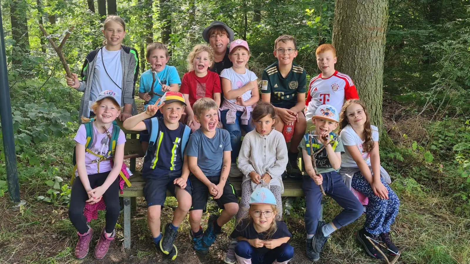 Die Kinder bei der Ferienprogramm-Aktion im Wald. (Bild: Roswitha Rödl)