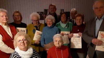 Der AWO-Ortsverein Tirschenreuth ehrte langjährige Mitglieder. Im Bild: (stehend, von rechts) Roland Pfefferlein, Ursula Abraham, Edwin Ulrich, Martha Wild, Norbert Schuller, Emmi Heindl, Rosa Blechschmidt, Bettina Steckermeier, Maria König sowie (sitzend, von rechts) Anni Greil und Marianne Scheffler. (Bild: AWO/exb)