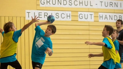 Die Neunburger Handballer veranstalten ein Grundschulturnier, an dem über 100 Kinder teilnehmen. (Bild: Korbinian Blendl/exb)