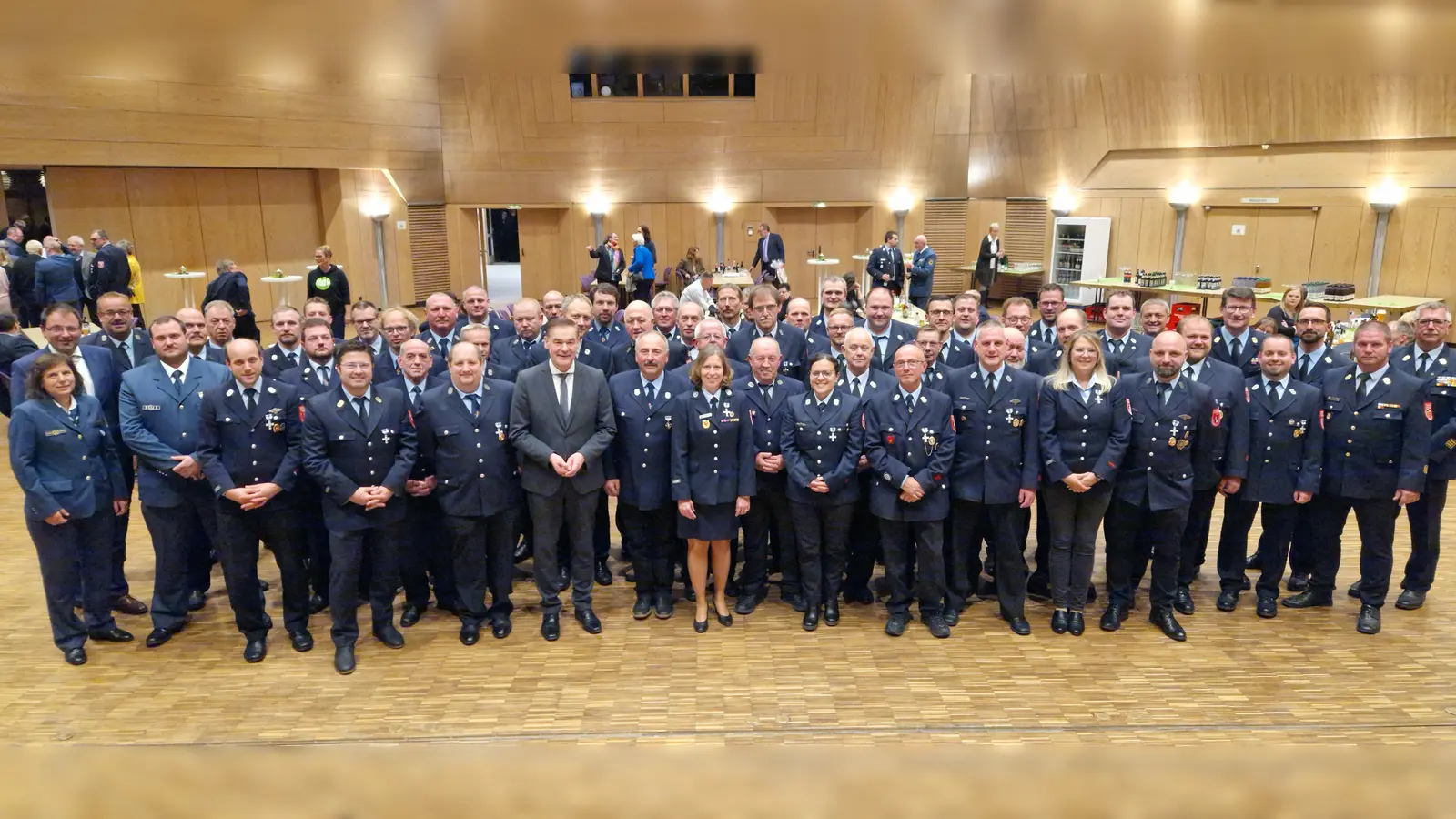 Die ausgezeichneten Mitglieder der Freiwilligen Feuerwehren des Landkreises Wunsiedel i. Fichtelgebirge sowie Christian Prucker vom THW Selb (4. Von links) zusammen mit Landrat Peter Berek (9. Von links), Staatssekretär Martin Schöffel (2. Von links), Silvia Gulden von der THW-Regionalstelle(links) und Kreisbrandrat Wieland Schletz (5. Von rechts).  (Bild: Daniela Hirsche)