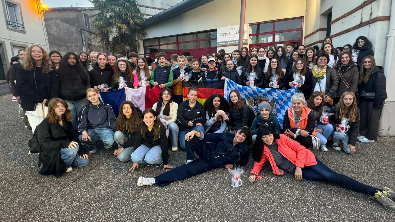 Die deutsch-französische Gruppe vor dem Collège Notre Dame Bressuire  (Bild: Christelle Herbert)