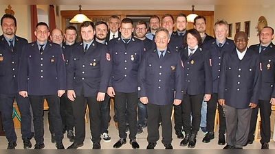 Neu gewählt wurde die Vorstandsriege der Feuerwehr Großkonreuth. Neuer Vorsitzender ist Josef Weidhas (links), sein Nachfolger als Kommandant ist Lukas Üblacker (Achter von links). Es gratulierten Bürgermeister Franz Schöner (Siebter von links) und Ehrenmitglied Dr. Charles Ifemeje (Zweiter von rechts). (Bild: Heinrich Kraus/exb)