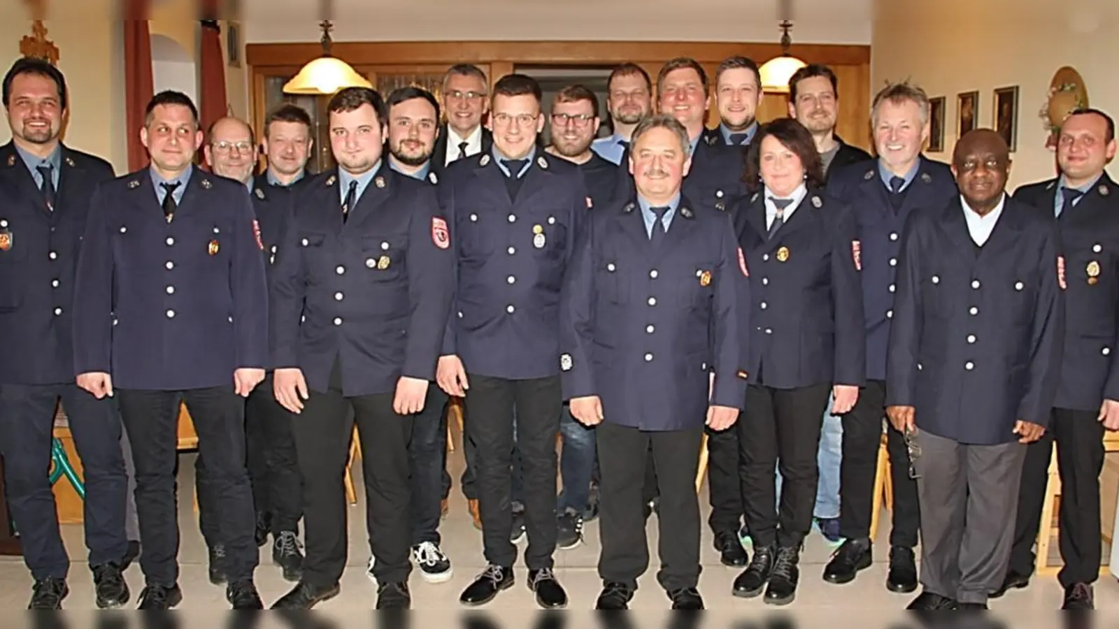 Neu gewählt wurde die Vorstandsriege der Feuerwehr Großkonreuth. Neuer Vorsitzender ist Josef Weidhas (links), sein Nachfolger als Kommandant ist Lukas Üblacker (Achter von links). Es gratulierten Bürgermeister Franz Schöner (Siebter von links) und Ehrenmitglied Dr. Charles Ifemeje (Zweiter von rechts). (Bild: Heinrich Kraus/exb)