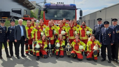 Kreisbrandmeister Herbert Thurm (von links), Ehrenkreisbrandmeister Albert Fröhlich, Bürgermeister Johannes Reger, die beiden Gruppen sowie (kniend links) Dritter Vorsitzender Lukas Schmidt, Kreisbrandmeister Wolfgang Bauer, Ausbilder Roland Kaiser und Kommandant Bernhard Schmidt.<br> (Bild: Bernhard Schmidt/exb)