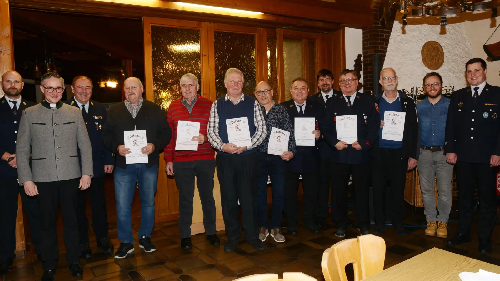 Vorsitzender Hans Rewitzer, Stellvertreter Matthias Gallitzendörferf, Stadtpfarrer Adam Karoclzak (links), Kommandant Sven Riedel und Christoph Müllhofer als Vertreter der Stadt (von rechts) sind stolz auf die langjährigen Mitglieder. (Bild: bey)