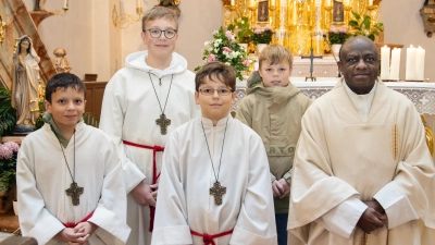 Pfarrer Dr. Charles Ifemeje sowie die Messdiener hießen Jonas Reinsch (Zweiter von rechts) in den Reihen der Ministranten willkommen.  (Bild: Fotostudio Hummer/exb)