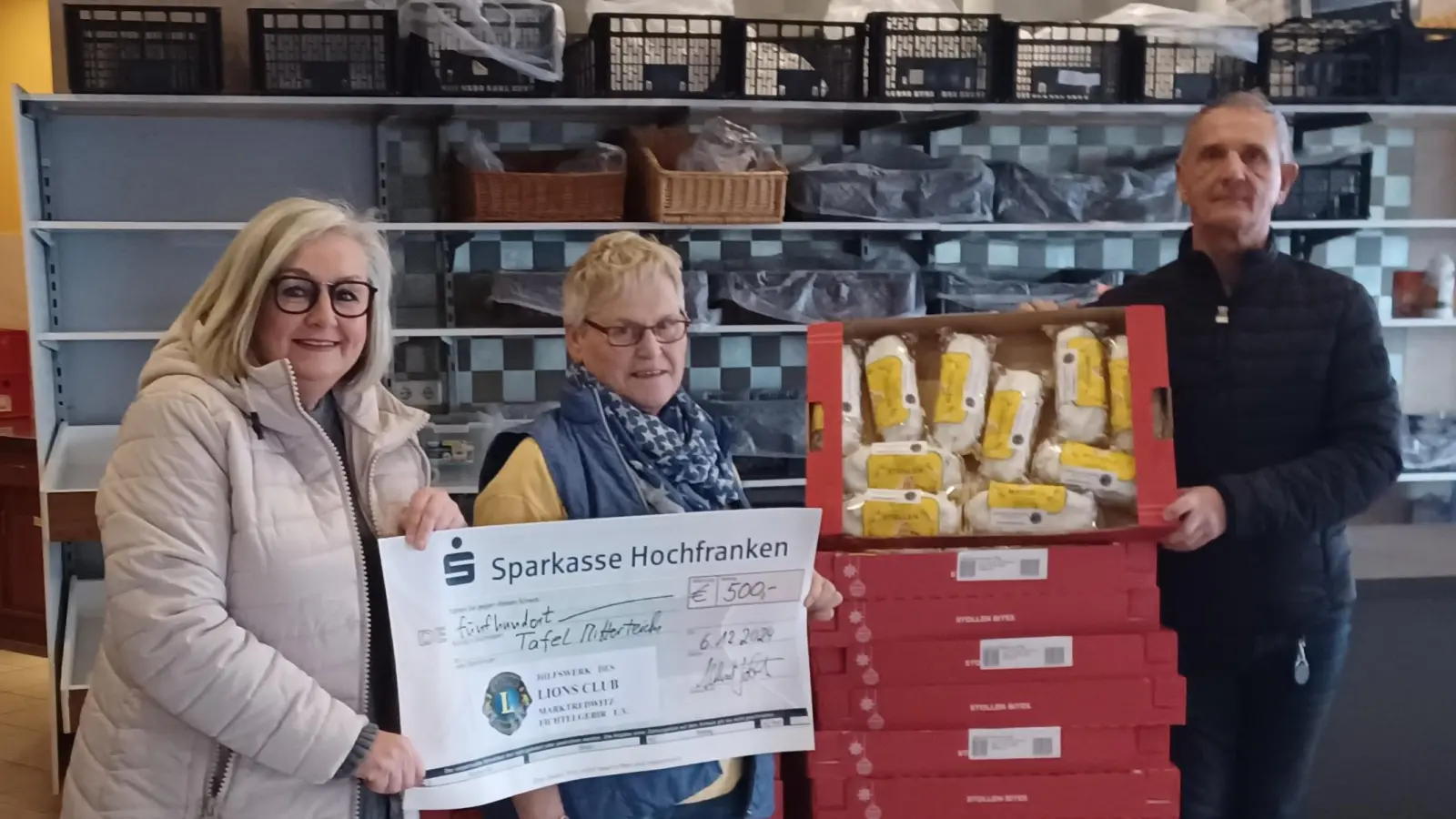 Stollen- und Geldspende an die Mitterteicher Tafel. (Bild: Inge Birke)