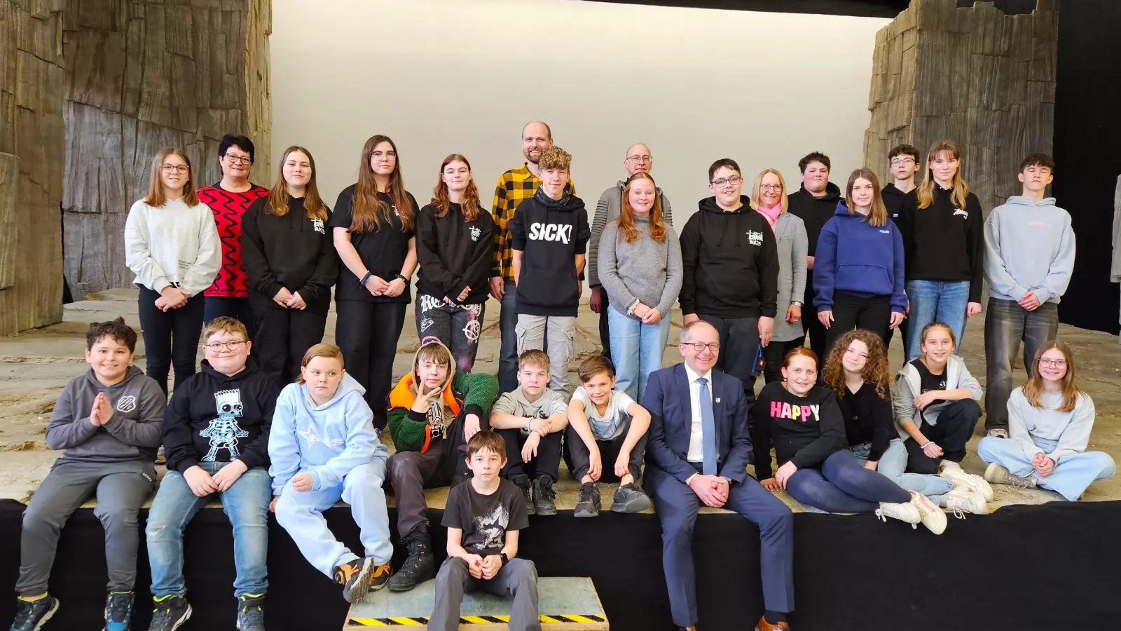 Gruppenfoto Grund- und Mittelschule. (Bild: Carolin Böckl)