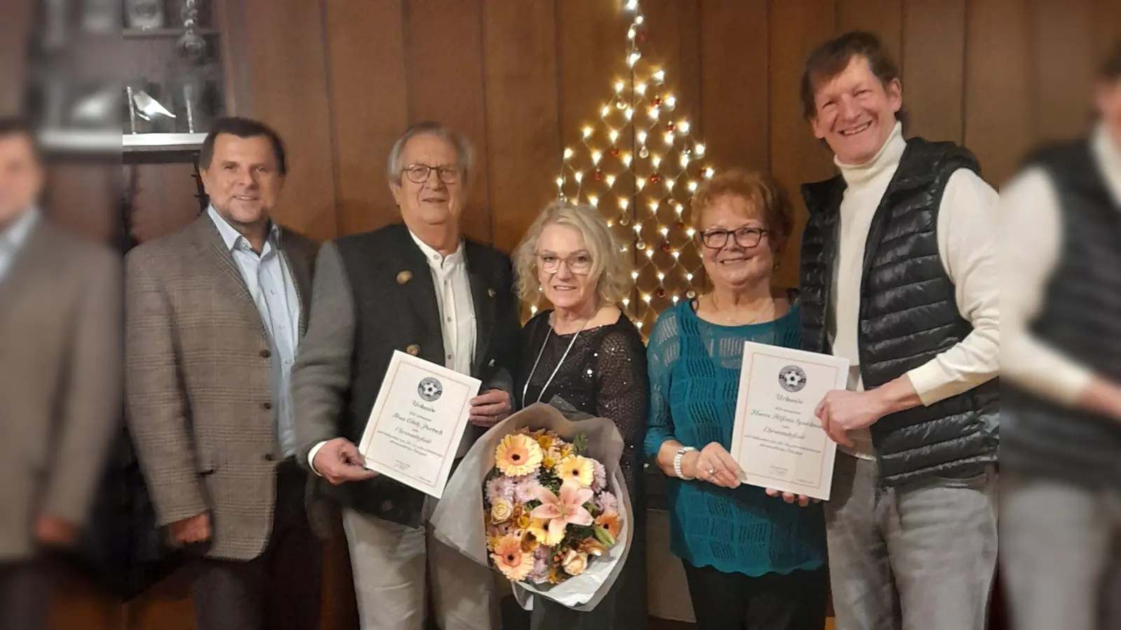 Bei der Weihnachtsfeier im Gasthof „Zum Bartl” werden die Urkunden an die Ehrenmitglieder ausgehändigt. Mit dabei (von links) 2. Bürgermeister Günter Koller, 1. Vorsitzender Manfred Lilla, Ehrenmitglied Edith Partsch, Roswitha Speckner für Alfons Speckner (Ehrenmitglied) und 2. Vorsitzender Tomas Leicht. (Bild: Jürgen Delle)