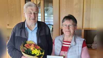 Vorsitzende Gabi Eichenseher dankte Heinz Leitner für seine Tätigkeit als Kassier beim Tourismus- und Kulturverein Wiesau. (Bild: Tourismus- und Kulturverein/exb)