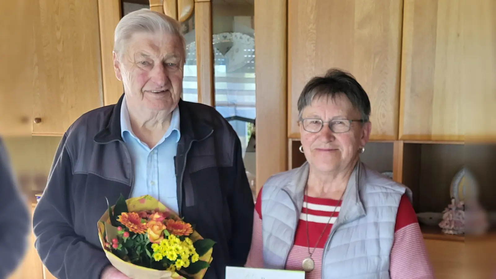 Vorsitzende Gabi Eichenseher dankte Heinz Leitner für seine Tätigkeit als Kassier beim Tourismus- und Kulturverein Wiesau. (Bild: Tourismus- und Kulturverein/exb)