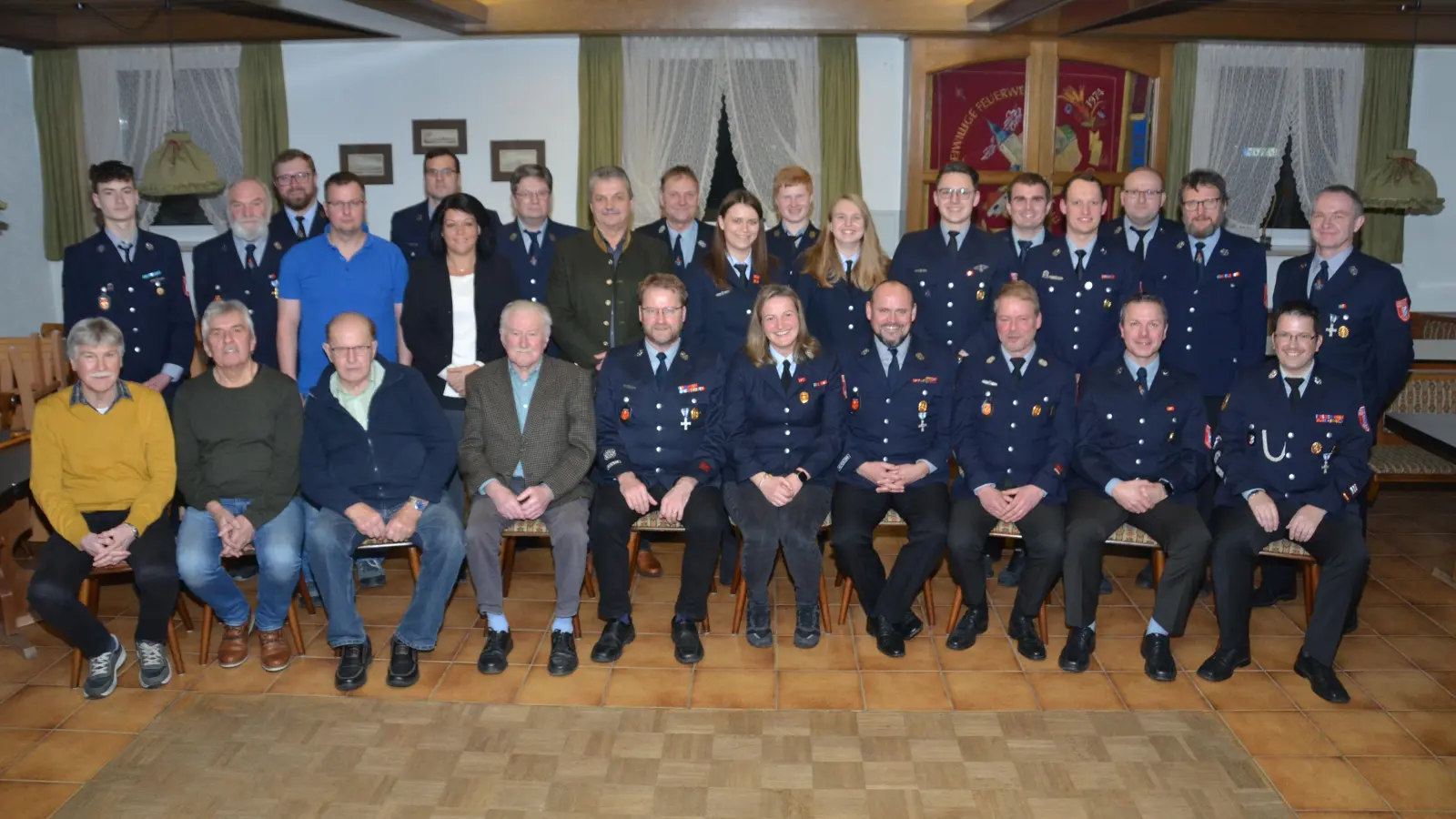 Markus Kindl und Christian Wenk (sitzend von rechts) führen als Kommandanten die Aktiven. Neuer Vorsitzender ist Albert Herrmann (sitzend, Dritter von rechts). Johann Eckl ((sitzend, vierter von links) und Franz Kellner (sitzend, Dritter von links) gehören seit 70 Jahren zur Ortsteilwehr. Johann Kopp und Anton Meißner (sitzend von links) seit 50 Jahren. Der langjährige Vorsitzende Herbert Zitzmann (hintere Reihe, rechts) führte die Wehr seit 24 Jahren bilderbuchmäßig an.  (Bild: dob)