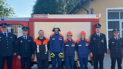 Kreisjugendfeuerwehrwart Wolfgang Bauer, Kreisbrandmeister Helmut Czepa, Jugendwart Gerhard Völkl (von links), Kreisbrandinspektor Klaus Schicker und Zweiter Kommandant Christian Walter gratulierten Nicolas Kunz, Benedikt Fischer und Jacob Keller (von rechts) zur bestandenen Prüfung. (Bild: Angelina Kretzschmar/exb)