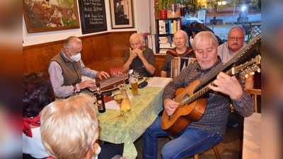 Die vier Ossingermusikanten umrahmten den Abend musikalisch  (Bild: Heidi Kurz )