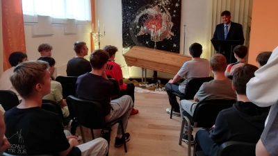 Elmar Neumann vom gleichnamigen Bestattungsunternehmen beantwortete fachkundig die interessierten Fragen der Schülerinnen und Schüler. (Bild: Gertraud Burkhardt)