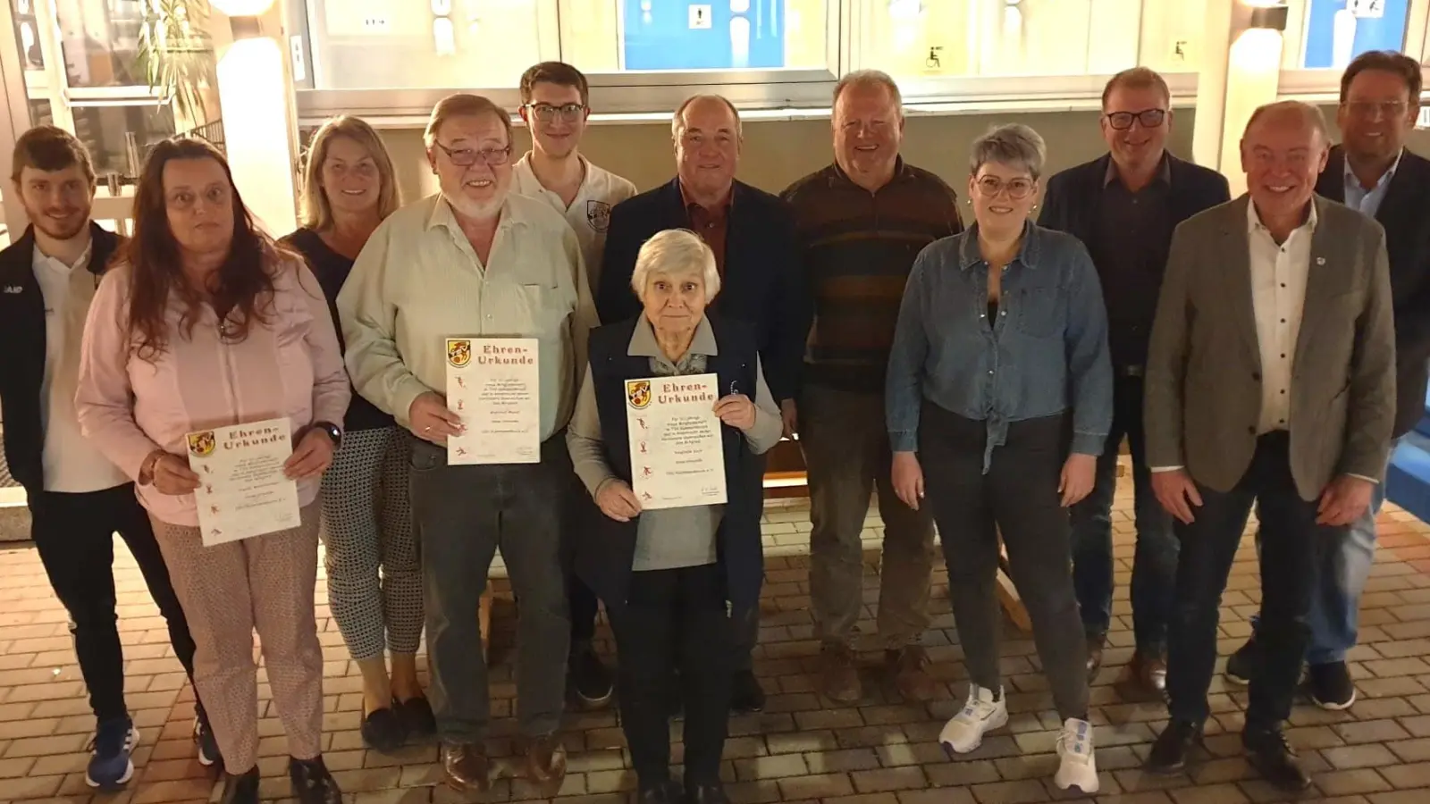 Der TSV Kümmersbruck ehrt langjährige Mitglieder (von links): Daniel Käßner, Ingrid Weinfurtner, Edith Geiger, Manfred Moser, Alex Schmid, Sieglinde Keck, Vorsitzender Klaus-Günter Backes, Werner Geiger, Lisa Hartinger, Martin Meier, Bürgermeister Roland Strehl und Stefan Roggenhofer. (Bild: bkg)