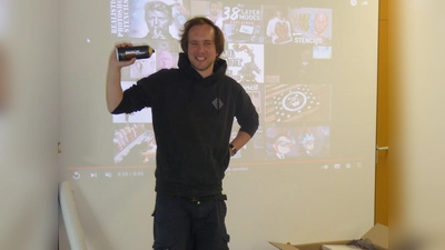 Bildtext: Uli Wetzel aus Regensburg zog mit seinem sehr lebendigen Workshop die Jungs und Mädels aus dem BVJ sofortt in seinen Bann. Bild: Bettina Bauer (Bild: Bettina Bauer)