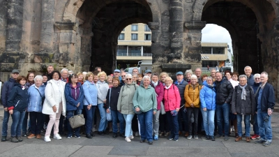 Die Siedler-Reisegruppe Weiherhammer vor der Porta Nigra in Trier. (Bild: Melanie Altmann)