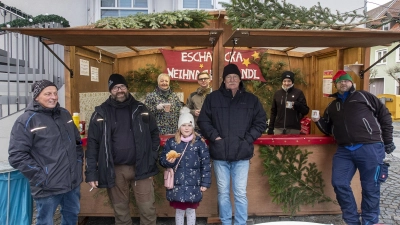 Am vierten Adventssonntag bewirtschaftete dei feuerschützengesellschaft das Weihnachtsstandl. (Bild: Bernhard Lang)