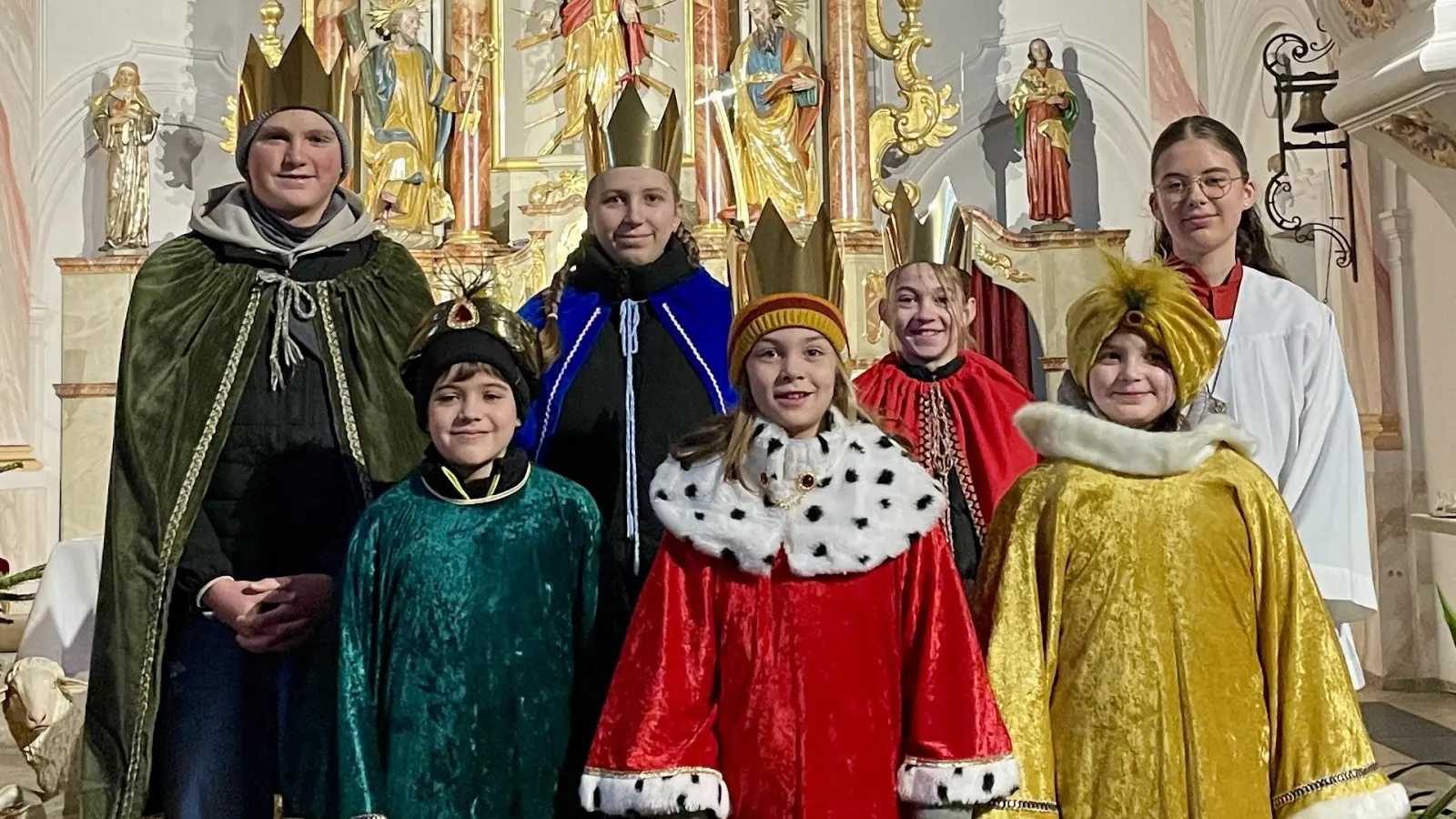 Die Sternsinger wurden in der festlich geschmückten Kirche ausgesandt.  (Bild: Marie Bertelshofer )