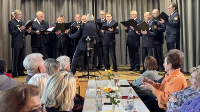 Der Poizeichor Weiden erfreut die Senioren in Rothenstadt (Bild: Regina Frischholz)