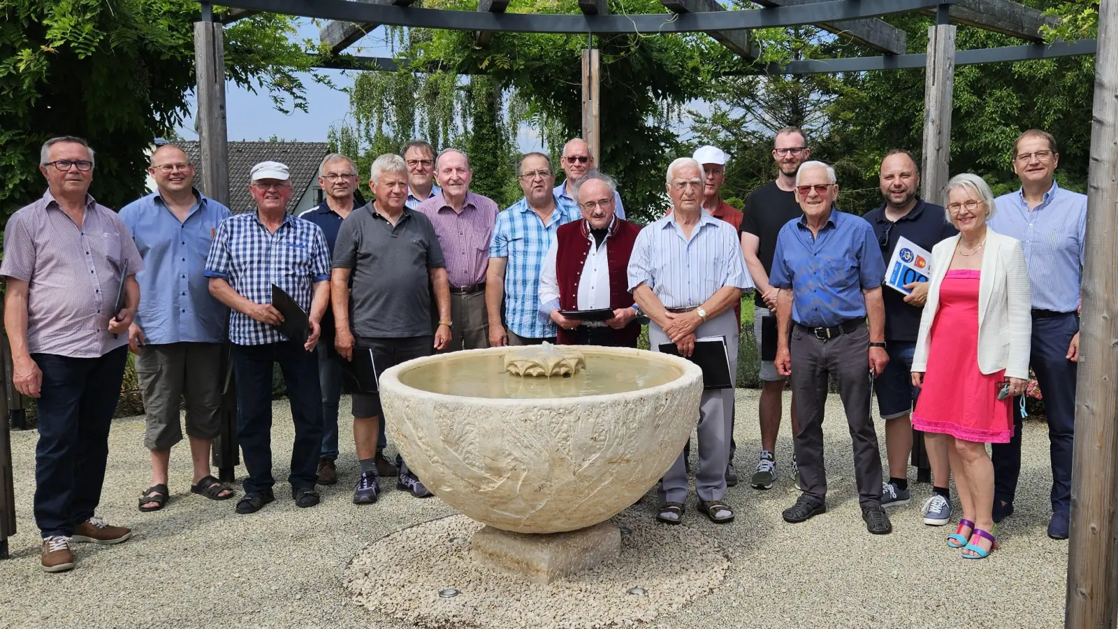 Die Sänger der Männerchorgemeinschaft Pullenreuth-Lochau im Garten des Sophienhospizes Erding (von rechts: Geschäftsführer Thomas Heim, Inhaberin Marianne Folger und Chorleiter Alexander Hecht).  (Bild: Alexander Hecht)